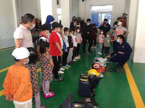抚顺市消防救援支队组织开展 火焰蓝牵手红领巾 消防主题活动